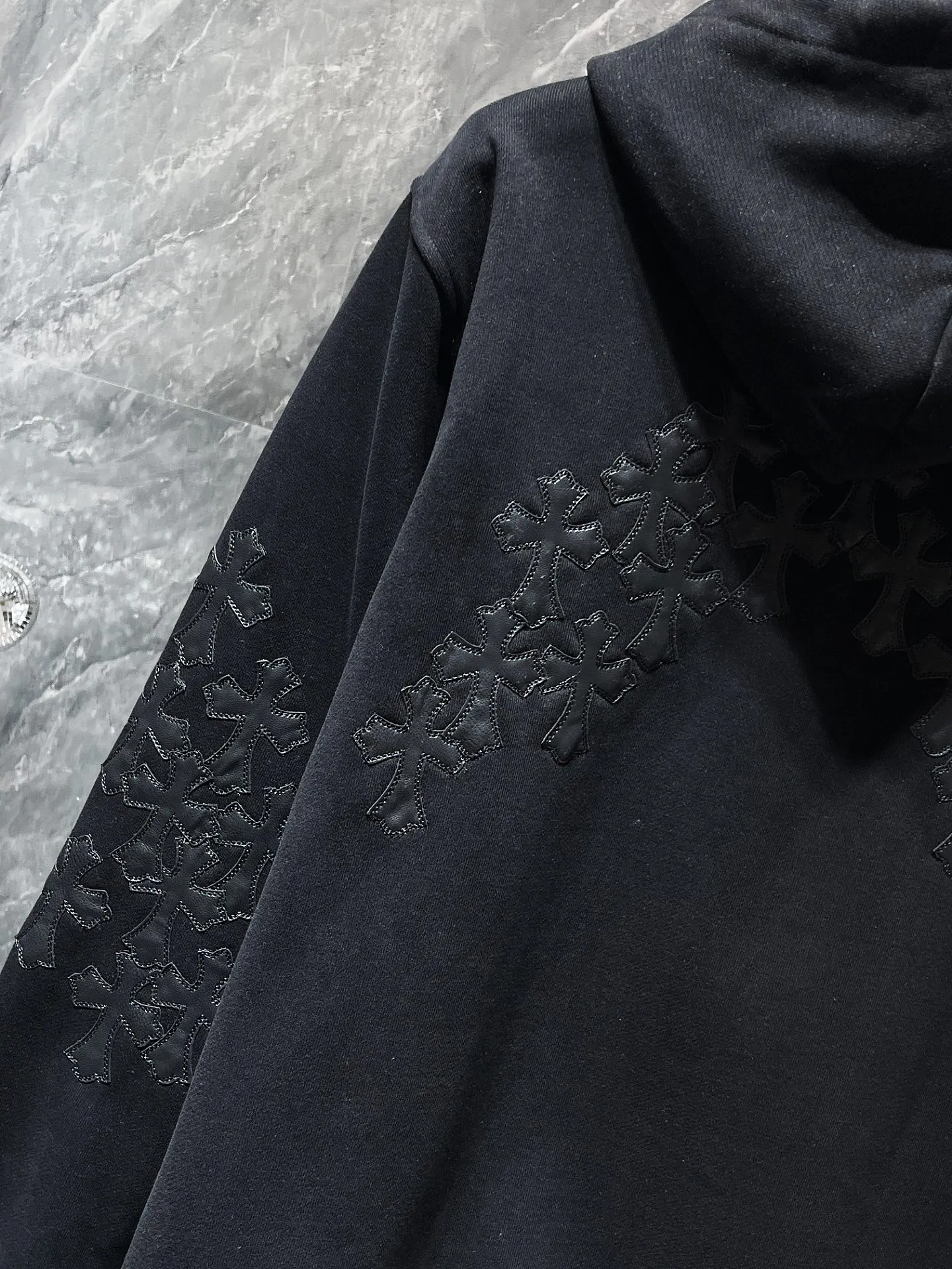 P356 Chrome Hearts Classic Dark Series Heavy-duty arms➕Full cross embroidery patchwork leather zipper sweatshirt on the back, 50 pieces of imported patchwork leather all over the body➕Tajima machine embroidery technology, the highest version! The highest version! Improved customized version of 1:1 high-gram weight high-quality fabric Recommended color: black Size: S, M, L, XL